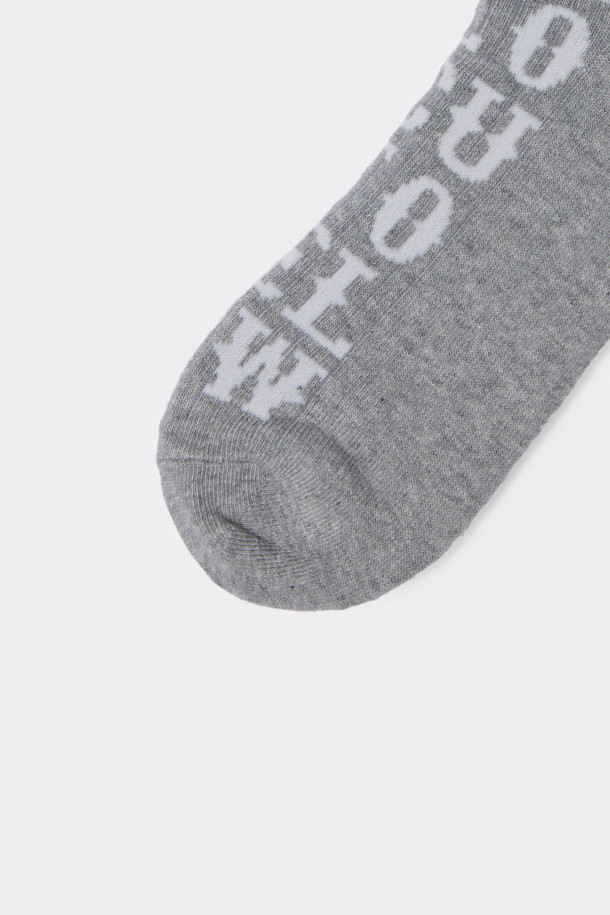 **그레이 그래픽 양말**

부드러운 면 혼방 소재로 제작되어 사계절 내내 편안하게 착용하기 좋은 그레이 컬러의 양말입니다. 레터링 패턴이 돋보이며, 넌슬립 기능으로 활동성을 높였습니다. 일상생활은 물론, 편안한 집콕룩이나 가벼운 동네 마실룩에도 잘 어울립니다. 바닥면에는 로고 디테일이 있어, 은은한 포인트를 더했습니다. 미니멀하고 캐주얼한 스타일을 즐기는 분들께 추천합니다.
