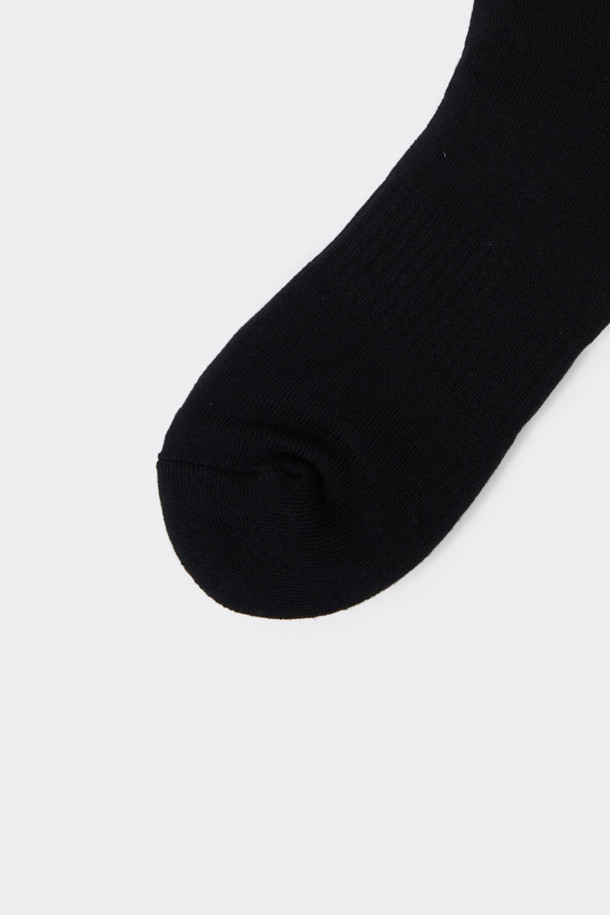 [BISCO SMITH] 블랙 그래픽 양말은 BISCO SMITH 작가의 'AsAbove' 작품을 모티프로 디자인된 공용 양말입니다. 면혼방 소재로 제작되어 부드러운 촉감과 사계절 내내 착용 가능한 실용성을 갖췄습니다. 블랙 컬러 바탕에 그래픽 및 로고 패턴이 돋보이며, 캐주얼, 미니멀, 스트리트 스타일을 즐겨 입는 분들께 추천합니다. 일상생활은 물론 산책룩, 집콕룩에도 잘 어울리며, 논슬립 기능으로 편안한 착용감을 제공합니다. 양말 바닥면에는 작가명이 새겨져 소장 가치를 더합니다.
