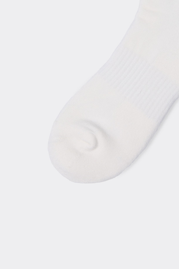 [BISCO SMITH] 화이트 그래픽 양말은 BISCO SMITH 작가의 'AsAbove' 작품을 모티브로 한 디자인이 돋보이는 양말입니다. 면혼방 소재로 제작되어 부드러운 촉감을 선사하며, 사계절 내내 편안하게 착용할 수 있습니다. 깔끔한 화이트 컬러 바탕에 로고와 프린트 패턴이 돋보이며, 밑면에는 작가명이 새겨져 소장 가치를 더합니다. 캐주얼, 미니멀, 스트리트 스타일 어디에도 잘 어울리며, 논슬립 기능으로 활동성까지 고려했습니다. 동네 마실룩, 산책룩, 집콕룩 등 다양한 TPO에 활용할 수 있습니다.
