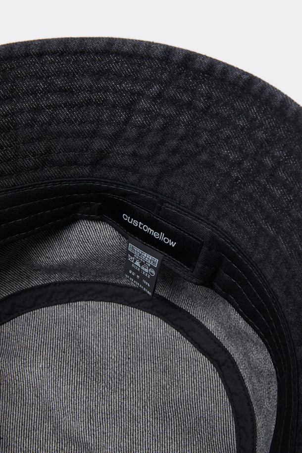 블랙 워시드 데님 버킷햇은 캐주얼, 미니멀, 레트로 스타일을 즐기는 당신을 위한 아이템입니다. 봄, 여름, 가을 계절에 적합하며, 데님 소재에 워싱 처리하여 빈티지한 텍스처와 불균일한 워싱으로 독특한 매력을 더했습니다. 깊은 모자 깊이와 안정적인 챙 넓이로 편안한 착용감을 선사하며, 로고 금속 장식이 디자인의 포인트를 더합니다. 동네 마실룩, 산책룩, 여행룩 등 다양한 TPO에 활용하여 스타일리시함을 연출해보세요.
