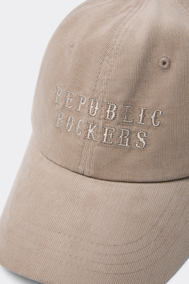 베이지 코듀로이 캡은 부드러운 촉감의 코듀로이 소재로 제작되어 봄, 가을에 착용하기 좋습니다. 17cm 모자 깊이와 8cm 챙으로 편안한 착용감을 제공하며, 6패널 디자인과 후면 사이즈 조절 기능으로 핏을 조절할 수 있습니다. 골지 패턴과 레터링 자수, 로고 리벳 디테일이 돋보이는 캐주얼, 미니멀, 클래식 스타일의 볼캡입니다. 산책룩, 봄 소풍룩에 포인트 아이템으로 활용하여 스타일리시함을 더해보세요.
