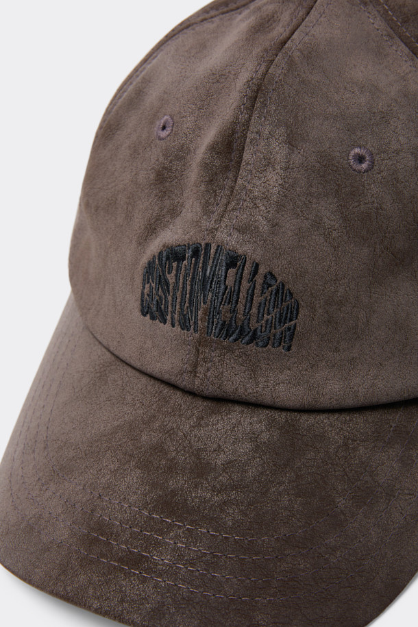 브라운 텍스처 캡은 부드러운 합성가죽 소재로 제작되어 봄, 여름, 가을 계절에 착용하기 좋습니다. 일반적인 깊이와 챙 넓이로 디자인되었으며, 로고 패턴과 자수, 리벳 장식이 돋보입니다. 텍스처 소재와 은은한 광택감이 특징이며, 캐주얼, 미니멀, 클래식 스타일을 즐기는 분들께 추천합니다. 동네 마실룩, 산책룩, 여행룩 등 다양한 TPO에 활용할 수 있으며, 사이즈 조절 기능으로 편안한 착용감을 제공합니다.
