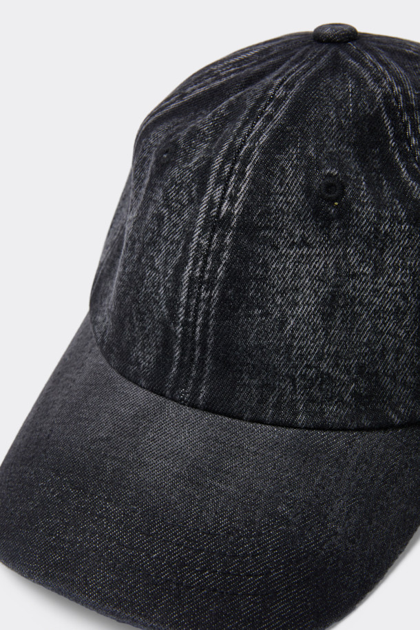 블랙 워시드 데님 캡은 캐주얼, 클래식, 미니멀 스타일을 즐기는 분들을 위한 데일리 모자입니다. 부드러운 촉감의 데님과 면 혼방 소재로 제작되어 봄, 여름, 가을 계절에 착용하기 좋습니다. 깊은 모자 깊이와 일반 챙 넓이로 편안한 착용감을 선사하며, 빈티지한 워싱 디테일이 돋보입니다. 클래식한 볼캡 쉐입에 로고 리벳 장식과 후면 비죠 디테일로 포인트를 더했습니다. 사이즈 조절이 가능하여 누구나 편안하게 착용할 수 있으며, 동네 마실룩, 산책룩, 여행룩 등 다양한 TPO에 활용하기 좋습니다.
