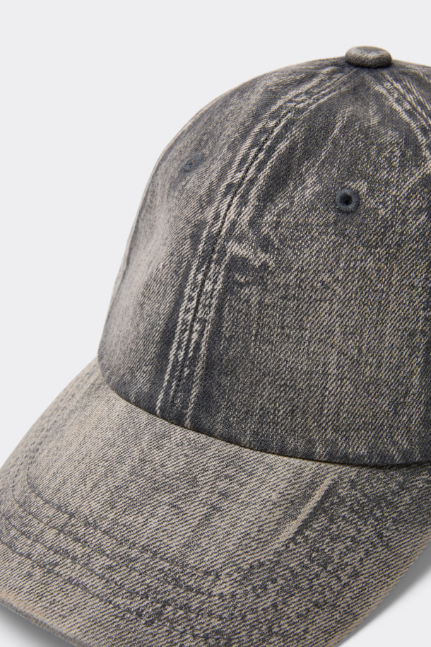 그레이 워싱 데님 캡은 캐주얼, 미니멀, 클래식 스타일을 선호하는 분들을 위한 데일리 패션 아이템입니다. 봄, 여름, 가을 계절에 착용하기 좋으며, 동네 마실룩, 산책룩, 여행룩 등 다양한 TPO에 활용할 수 있습니다. 워싱 처리된 데님 소재와 깊은 핏, 일반 챙 넓이가 편안한 착용감을 선사하며 빈티지한 텍스처가 매력적입니다. 사이즈 조절이 가능하며, 로고 리벳과 비죠 디테일이 디자인의 포인트를 더합니다. 무지 디자인으로 어떤 스타일에도 쉽게 매치할 수 있습니다.
