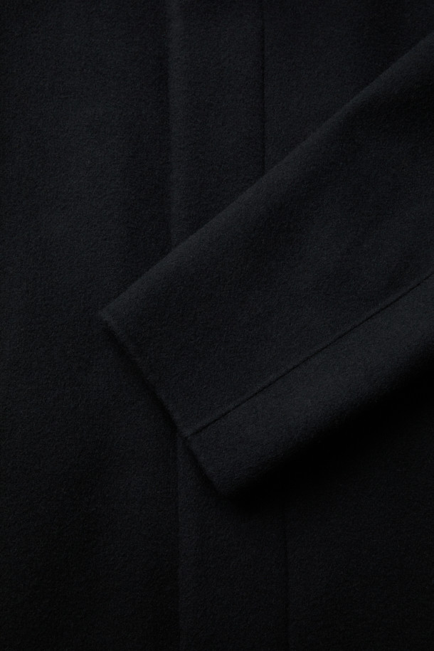 세련된 무드를 연출하는 블랙 울 맥 코트입니다. 가을, 겨울 시즌에 어울리는 두꺼운 두께감으로 보온성을 높였으며, 미니멀하고 클래식한 디자인이 특징입니다. 히든 버튼 여밈 방식과 오버핏으로 편안한 착용감을 선사하며, 탈부착 가능한 허리 벨트와 비죠 장식으로 다양한 스타일을 연출할 수 있습니다. 롱 기장과 긴 소매, 둥근 포켓 디테일이 돋보이며, 상체 상단 부분 안감 처리를 통해 고급스러움을 더했습니다. 출근룩, 비즈니스 캐주얼, 모임룩 등 다양한 TPO에 활용 가능하며, 시크하고 세련된 스타일을 완성해 보세요.
