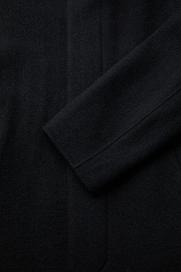 블랙 캐시미어 블렌디드 맥 코트는 미니멀하고 클래식한 스타일을 추구하는 분들을 위한 아우터입니다. 울, 나일론, 캐시미어, 폴리우레탄의 혼방 소재로 제작되어 부드러운 촉감과 고급스러운 분위기를 선사합니다. 히든 버튼 여밈 방식과 오버핏 실루엣으로 편안하면서도 세련된 핏을 연출하며, 탈부착 가능한 허리 벨트와 비죠 장식으로 다양한 스타일을 연출할 수 있습니다. 가을, 겨울 시즌에 출근룩, 오피스룩, 모임룩 등 다채로운 TPO에 활용 가능하며, 핸드메이드 공법 봉제와 둥근 모서리 포켓 등의 디테일이 돋보입니다. 상체 상단 부분만 안감 처리되어 보온성을 더했습니다.
