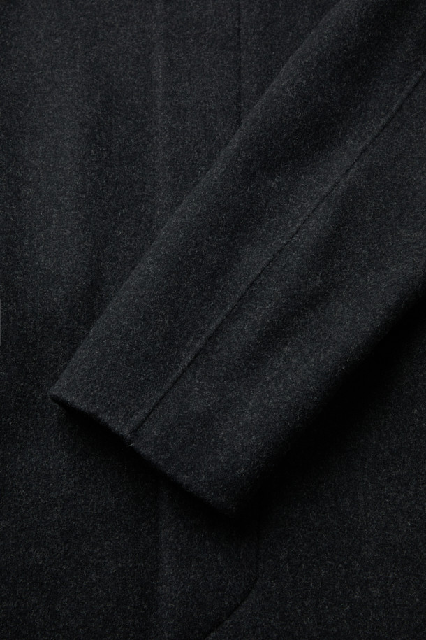 그레이 캐시미어 블렌드 맥 코트는 남성 고객을 위한 아우터입니다. 가을과 겨울에 어울리는 두꺼운 두께감으로, 캐시미어, 울, 나일론, 폴리우레탄 혼방 소재를 사용하여 부드러운 촉감을 선사합니다. 히든 버튼 여밈 방식의 롱 기장 오버핏 코트로, 클래식, 미니멀, 시크 스타일을 연출하기 좋습니다. 탈부착 가능한 허리 벨트와 비죠 장식, 핸드메이드 봉제, 둥근 포켓 디자인, 상체 상단 안감 적용 등 디테일이 돋보이며, 출근룩, 비즈니스 캐주얼, 모임룩에 활용하기 좋습니다.
