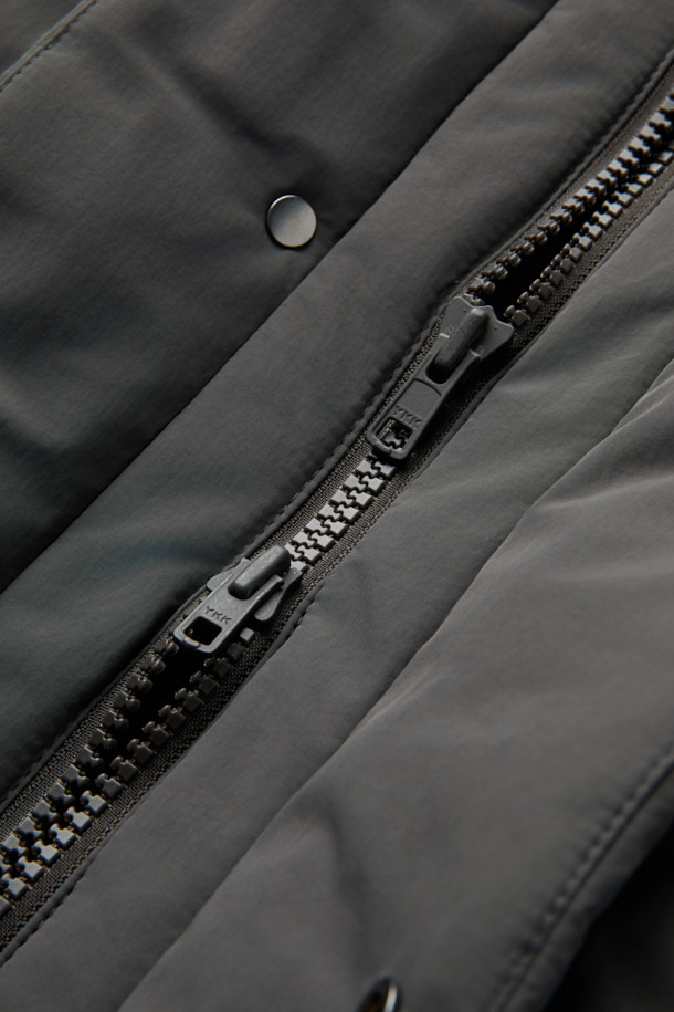 브라운 후디 다운 푸퍼 재킷은 겨울철 일상에서 캐주얼하고 미니멀한 스타일을 연출하기에 좋은 아우터입니다. 넉넉한 오버핏으로 편안함을 강조하며, 후드와 이중넥, 이중 플라켓, 2-WAY 지퍼 등의 디테일이 돋보입니다. 무지 디자인에 나일론과 구스다운 소재를 사용하여 보온성을 높였으며, 두꺼운 두께감으로 추운 날씨에도 따뜻하게 착용할 수 있습니다. 밑단 스트링과 히든 포켓은 실용성을 더해주며, 긴 소매 기장으로 더욱 포근한 느낌을 줍니다.
