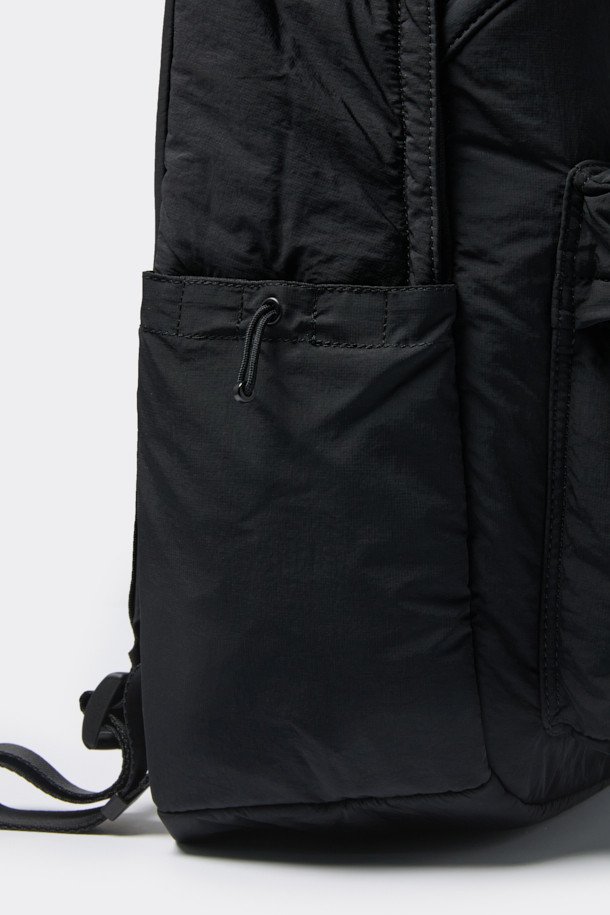 블랙 나일론 백팩은 남성을 위한 미니멀, 캐주얼, 시티보이 스타일의 가방입니다. 튼튼한 나일론 소재로 제작되어 생활 방수 기능과 뛰어난 내구성을 자랑하며, 사각 형태에 로고 디자인으로 포인트를 더했습니다. 내부에는 노트북 수납 공간이, 외부에는 전면 2단 오픈 포켓, 전면 포켓, 사이드 포켓이 있어 수납력을 높였습니다. 지퍼와 벨크로형 잠금 방식으로 내용물을 안전하게 보호하며, 조절 가능한 숄더 스트랩과 상단 핸들로 편안한 착용감을 제공합니다. 출근룩, 여행룩, 워크샵룩 등 다양한 TPO에 활용하기 좋습니다.
