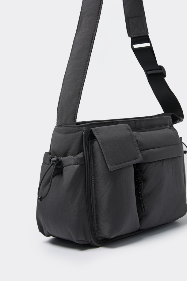 그레이 나일론 크로스백은 남성 고객을 위해 디자인된 미니멀하고 캐주얼한 스타일의 가방입니다. 생활 방수 기능과 경량성을 갖춰 출근룩, 여행룩, 동네 마실룩 등 다양한 TPO에 활용하기 좋습니다. 사각형 모양에 로고 디자인 장식이 더해졌으며, 내구성이 뛰어나고 컴팩트한 사이즈로 제작되었습니다. 내부에는 다양한 포켓이 있어 수납력을 높였으며, 길이 조절이 가능한 스트랩과 패디드 처리로 편안한 착용감을 제공합니다.
