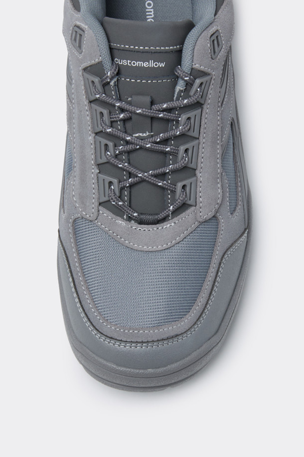 그레이 컬러의 Vibram(비브람) 하이브리드 스니커즈는 남성 고객을 위해 디자인되었습니다. 스웨이드와 메쉬 소재를 사용하여 사계절 모두 착용 가능하며, 일상과 아웃도어 활동에 적합합니다. 비브람 아웃솔을 적용하여 내구성과 충격 흡수 기능을 제공하며, 힐탭 스트랩과 3M 스트링, 로고 패턴으로 포인트를 더했습니다. 유틸리티 스타일의 캐주얼, 고프코어, 미니멀 룩에 잘 어울리는 아이템입니다.
