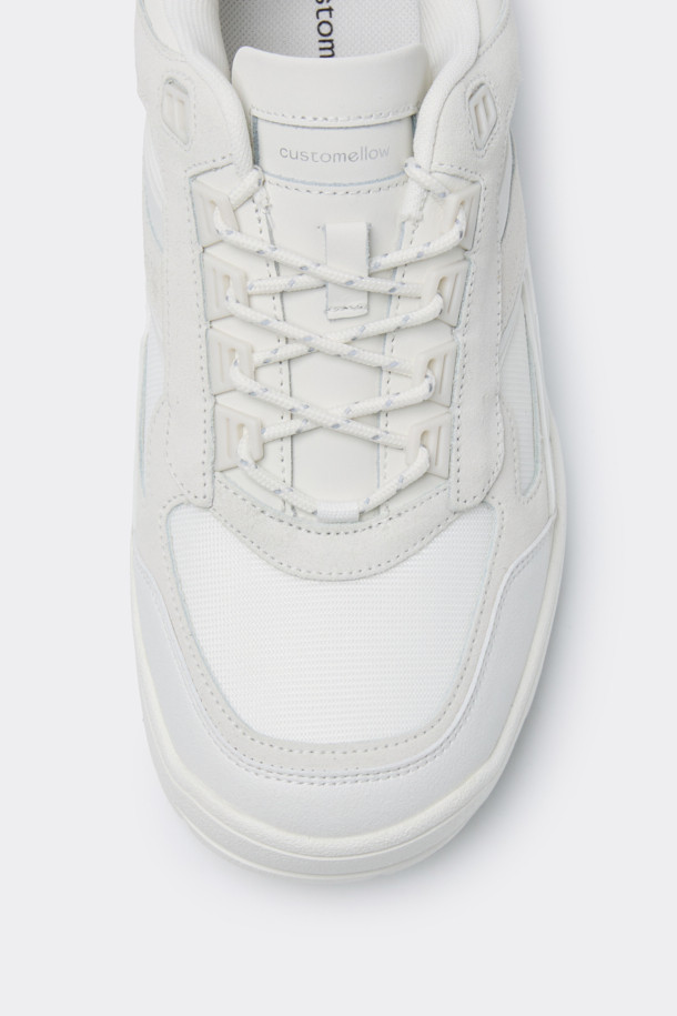 화이트 비브람 하이브리드 스니커즈는 일상과 아웃도어 활동 모두에 적합한 남성용 스니커즈입니다. 스웨이드와 메쉬 소재의 조화로 제작되었으며, 라운드 앞코에 플랫 굽 디자인으로 편안한 착용감을 제공합니다. 비브람 아웃솔을 사용하여 탁월한 접지력과 내구성을 자랑하며, 충격 흡수 기능으로 활동성을 높였습니다. 힐탭 스트랩, 3M 스트링, 유틸리티 스타일의 디테일과 로고 패턴이 더해져 캐주얼, 미니멀, 클래식 스타일을 완성합니다. 여행룩과 산책룩에 활용하기 좋은 디자인입니다.
