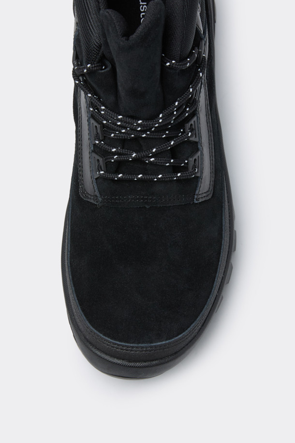 블랙 비브람 하이브리드 부츠는 남성용 부츠로, 하이킹과 일상생활 모두에 적합한 디자인입니다. 스웨이드, 합성가죽, 메쉬 소재를 사용하여 가을, 겨울철에 따뜻하고 편안하게 착용할 수 있습니다. 라운드 앞코에 하이탑 디자인, 레이스업 방식을 적용했으며, 힐탭 스트랩, 3M 스트링, 비브람 아웃솔을 통해 기능성과 내구성을 높였습니다. 충격 흡수 기능과 스티치 디테일, 레이어드 가죽 패널을 더해 스트리트, 스포티, 고프코어 및 워크웨어 스타일을 완성할 수 있습니다.
