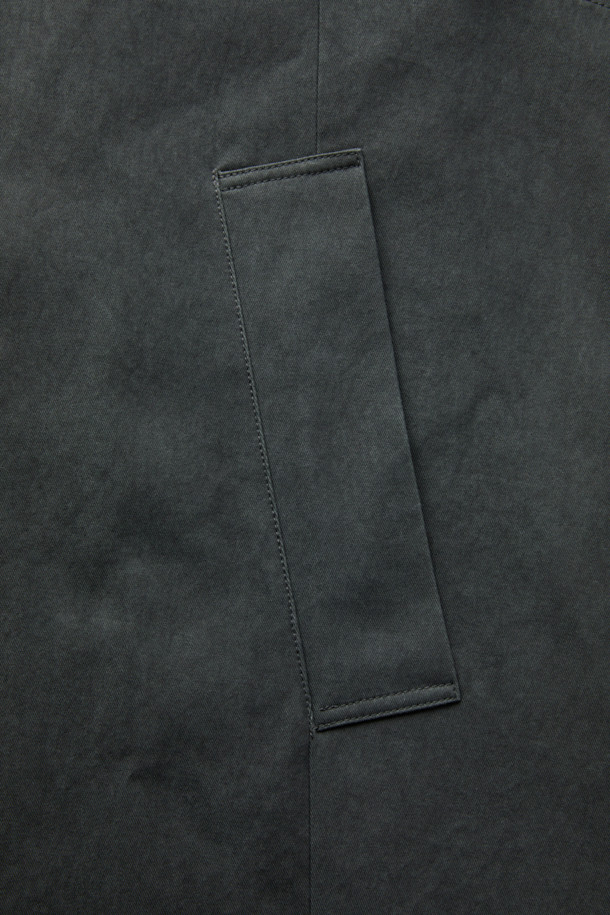 세련된 스타일을 완성하는 그레이 벨티드 맥 코트입니다. 남녀 공용으로, 봄, 가을 시즌에 착용하기 좋은 오버핏 디자인의 맥 코트입니다. 베이직하고 클래식한 무드를 자아내며, 무지 패턴과 허리 벨트로 포인트를 더했습니다. 히든 버튼 여밈과 긴 소매 기장으로 깔끔한 실루엣을 연출하며, 출근룩, 비즈니스 캐주얼, 모임룩 등 다양한 TPO에 활용할 수 있습니다. 면 소재로 제작되어 편안한 착용감을 선사하며, 미니멀하고 시크한 스타일을 완성해 보세요.
