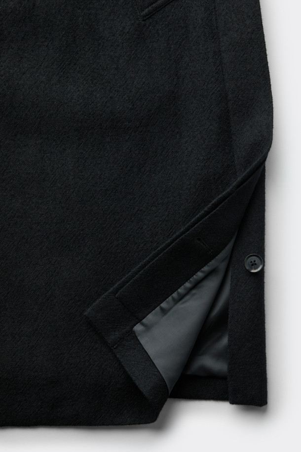 블랙 울 린넨 발마칸 코트는 남성용 아우터로, 가을과 겨울에 착용하기 좋습니다. 미니멀하고 클래식한 스타일을 추구하는 분들께 적합하며, 출근룩, 비즈니스 캐주얼, 모임룩 등 다양한 TPO에 활용할 수 있습니다. 롱 기장의 레귤러핏 발마칸 코트로, 히든 여밈 방식과 래글런 소매, 사이드 벤트 디테일이 특징입니다. 울과 린넨 혼방 소재로 제작되어 두꺼운 두께감을 자랑하며, 시크한 무드를 연출합니다.
