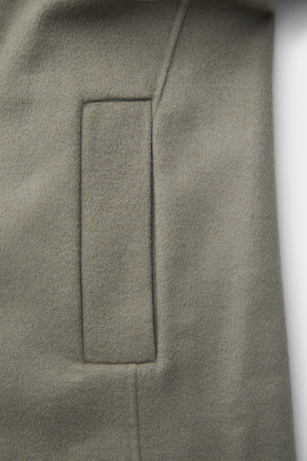 베이지 컬러의 캐시미어 블렌디드 발마칸 코트입니다. 울, 캐시미어, 폴리에스터, 나일론, 레이온, 아크릴, 코튼 등 다양한 소재를 혼방하여 부드러운 촉감과 두꺼운 두께감을 선사합니다. 클래식하고 미니멀한 스타일로, 백 돌먼 소매 디자인과 핸드메이드 공법 봉제가 특징입니다. 레귤러 핏에 싱글 버튼 여밈 방식이며, 가을과 겨울에 출근룩, 비즈니스 캐주얼, 모임룩 등 다양한 TPO에 활용하기 좋습니다. 시크한 매력을 더해주는 베이직한 디자인의 남성용 발마칸 코트입니다.
