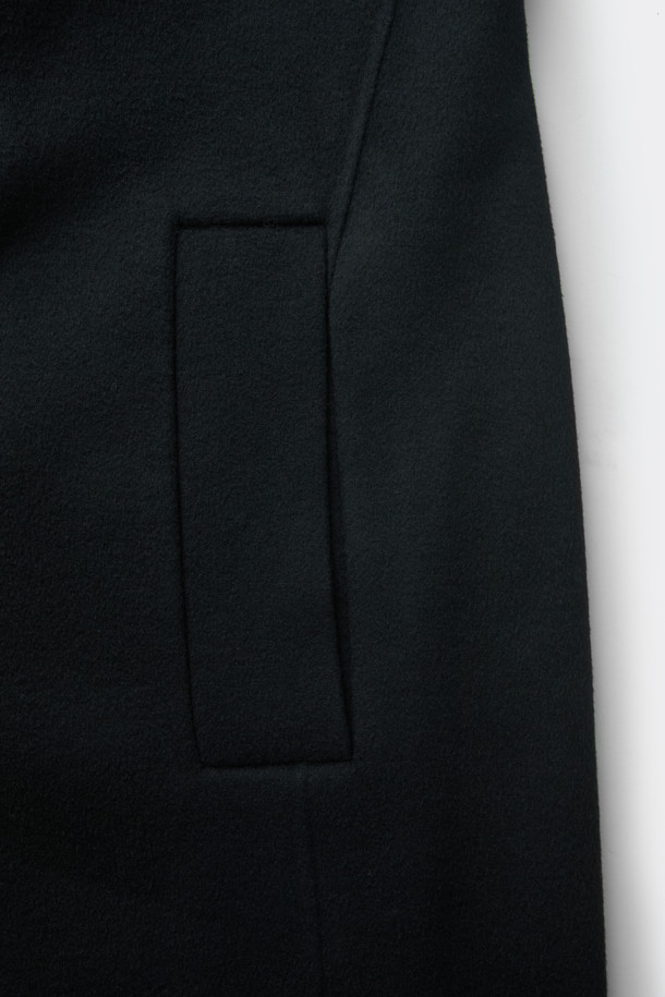 블랙 캐시미어 블렌디드 발마칸 코트는 남성용 아우터로, 가을과 겨울에 착용하기 좋습니다. 부드러운 촉감의 울, 캐시미어 혼방 소재로 제작되어 일상, 출근룩, 비즈니스 캐주얼, 모임룩 등 다양한 TPO에 활용 가능합니다. 클래식, 미니멀, 시크 스타일을 연출하기 좋으며, 레귤러 핏과 긴 소매 기장이 특징입니다. 백 돌먼 소매 디자인과 핸드메이드 공법 봉제로 완성되어 고급스러움을 더합니다. 싱글 버튼 여밈 방식의 두꺼운 발마칸 코트로, 따뜻함과 스타일을 동시에 잡을 수 있습니다.
