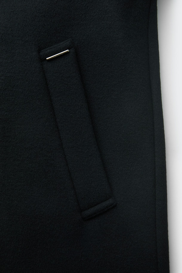 블랙 캐시미어 블렌디드 오버사이즈 핏 발마칸 코트는 미니멀하고 클래식한 스타일을 추구하는 남성분들을 위한 아우터입니다. 울, 캐시미어, 폴리에스테르 등 다양한 소재를 혼방하여 부드러운 촉감과 보온성을 동시에 잡았습니다. 래글런 소매 디자인으로 활동성을 높였으며, 히든 버튼 여밈 방식으로 깔끔한 실루엣을 연출합니다. 롱 기장과 오버핏으로 트렌디함을 더했으며, 가을, 겨울철 출근룩, 오피스룩, 모임룩 등 다양한 TPO에 활용 가능합니다. 시크하고 세련된 블랙 컬러의 발마칸 코트로 당신의 스타일을 완성해보세요.
