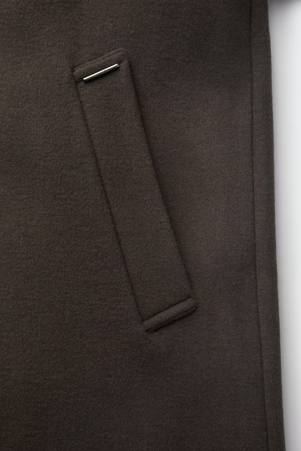 부드러운 캐시미어 블렌딩 소재의 브라운 발마칸 코트입니다. 오버핏으로 제작되어 편안하면서도 세련된 실루엣을 연출하며, 가을과 겨울에 따뜻하게 착용하기 좋습니다. 히든 버튼 여밈 방식과 래글런 소매 디테일이 특징이며, 클래식하고 미니멀한 디자인으로 다양한 스타일을 소화할 수 있습니다. 출근룩, 비즈니스 캐주얼, 모임룩 등 TPO에 구애받지 않고 시크하게 연출해보세요. 울, 캐시미어, 폴리에스테르, 앙고라 혼방으로 부드러운 촉감과 보온성을 제공합니다.
