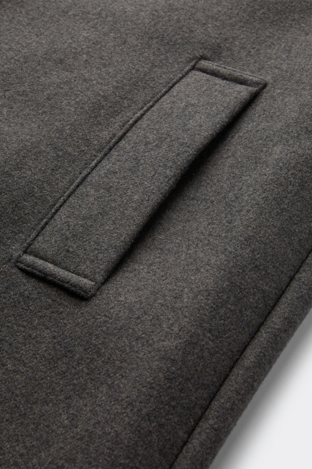 **브라운 울 하이넥 코트**

부드러운 멜란지 브라운 컬러의 남성용 울 하이넥 코트입니다. 가을과 겨울, 쌀쌀한 날씨에 따뜻하게 착용할 수 있는 두꺼운 두께감의 롱 코트입니다. 미니멀하고 베이직한 디자인으로, 출근룩, 비즈니스 캐주얼, 모임룩 등 다양한 TPO에 활용 가능합니다. 래글런 소매 디테일이 돋보이며, 레귤러핏으로 제작되어 편안한 착용감을 선사합니다. 싱글 버튼 여밈 방식으로 클래식, 미니멀, 시크 스타일을 연출하기 좋습니다.
