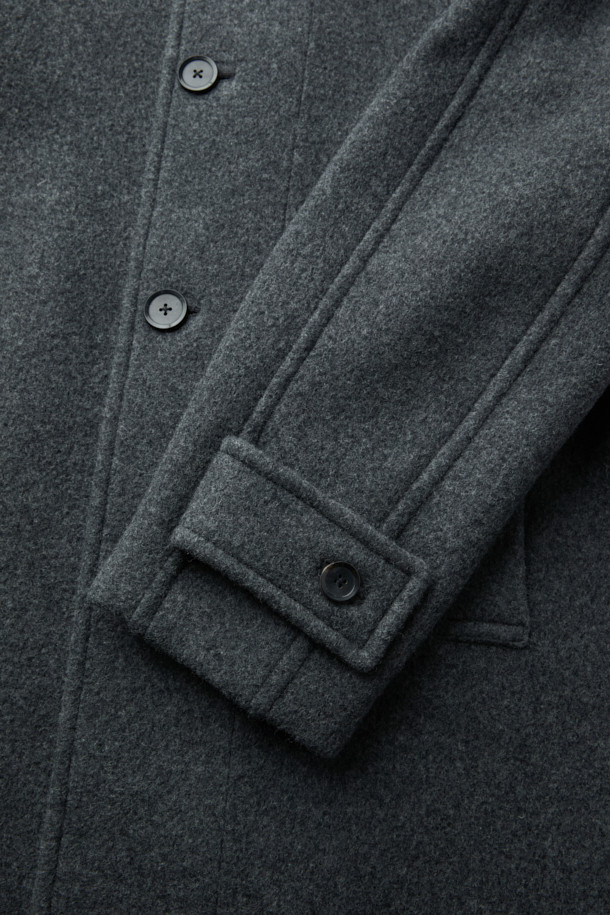 멜란지 그레이 컬러의 남성용 하이넥 코트입니다. 울과 나일론 혼방 소재로 제작되어 가을, 겨울 시즌에 적합하며, 두꺼운 두께감으로 보온성을 높였습니다. 래글런 소매 디테일이 돋보이는 레귤러핏 코트로, 버튼 여밈 방식과 무지 디자인으로 베이직하면서도 미니멀한 스타일을 연출합니다. 출근룩, 비즈니스 캐주얼, 모임룩 등 다양한 TPO에 활용 가능하며, 클래식, 미니멀, 시크한 스타일을 완성합니다.
