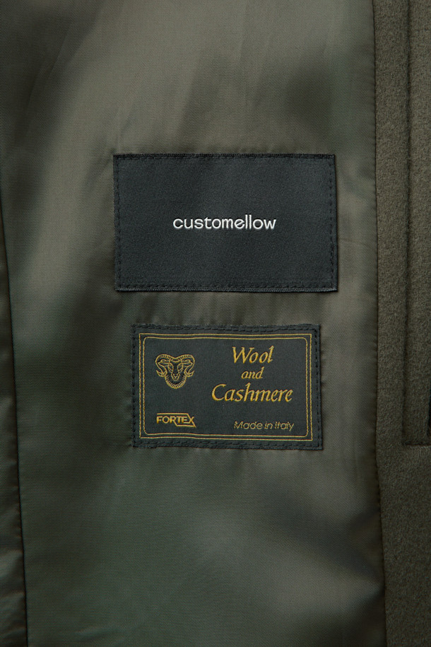 베이지 색상의 오버핏 피크드 라펠 코트입니다. 울, 나일론, 캐시미어 혼방 소재로 제작되어 가을, 겨울 시즌에 따뜻하게 착용할 수 있습니다. 미니멀하고 클래식한 스타일로, 출근룩, 오피스룩, 모임룩 등 다양한 TPO에 활용 가능합니다. 싱글 버튼 여밈 방식으로 깔끔하며, 롱 기장과 오버핏 실루엣이 시크한 분위기를 연출합니다. 무지 디자인으로 어떤 옷에도 쉽게 매치할 수 있는 데일리 코트입니다.
