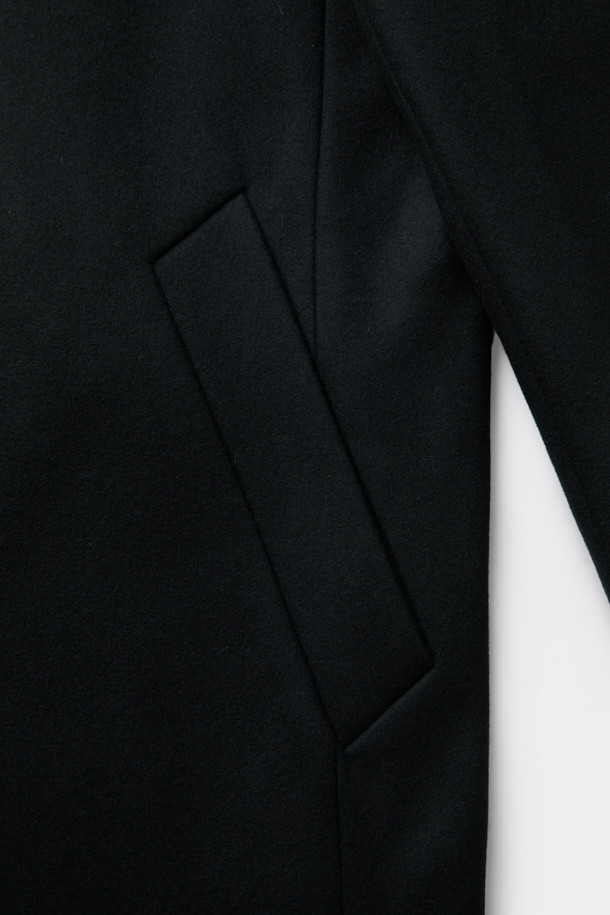 남성용 블랙 오버사이즈 핏 노치드 라펠 코트입니다. 가을, 겨울 시즌에 어울리는 두꺼운 두께감으로, 울, 나일론, 캐시미어 혼방 소재로 제작되어 부드러운 촉감과 보온성을 제공합니다. 미니멀, 클래식 스타일을 기반으로 하여 출근룩, 오피스룩, 모임룩 등 다양한 TPO에 활용 가능합니다. 싱글 버튼 여밈 방식과 롱 기장, 긴 소매 디자인으로 시크한 매력을 더하며, 오버핏으로 편안한 착용감을 선사합니다.
