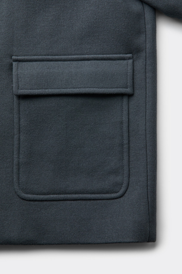 세련된 남성분들을 위한 그레이 울 카코트입니다. 울과 나일론 혼방 소재로 제작되어 가을, 겨울 시즌에 따뜻하고 편안하게 착용할 수 있습니다. 미니멀하고 클래식한 디자인으로 출근룩, 비즈니스 캐주얼, 모임룩 등 다양한 TPO에 활용 가능합니다. 오버핏 실루엣과 싱글 버튼 여밈, 아웃포켓 디테일이 돋보이며, 긴 소매 기장으로 더욱 시크한 분위기를 연출합니다. 무지 패턴의 그레이 컬러는 어떤 스타일에도 쉽게 매치되어 활용도가 높습니다.
