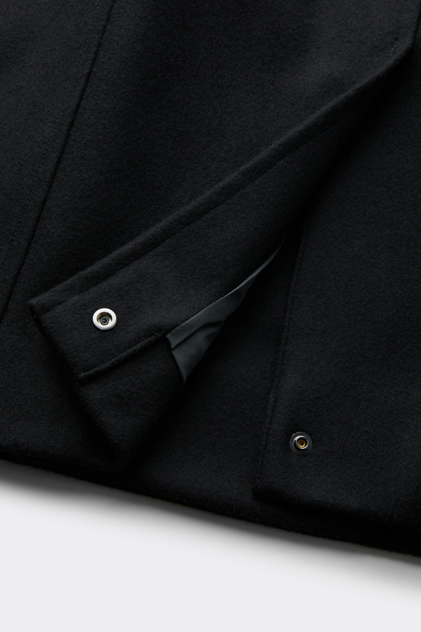 블랙 울 피코트는 클래식과 미니멀 무드를 동시에 연출하는 남성용 아우터입니다. 이탈리아 FORTEX 소재의 고급 울, 나일론, 캐시미어 혼방으로 제작되어 두꺼운 두께감과 매트한 촉감을 자랑합니다. 더블 버튼 여밈과 릴랙스 핏 디자인은 편안하면서도 세련된 스타일을 선사하며, 가을과 겨울철 출근룩, 비즈니스 캐주얼, 모임룩 등 다양한 TPO에 활용 가능합니다. 기본에 충실한 디자인으로 시크한 매력을 더하여 당신의 옷장에 품격을 더해줄 것입니다. 
