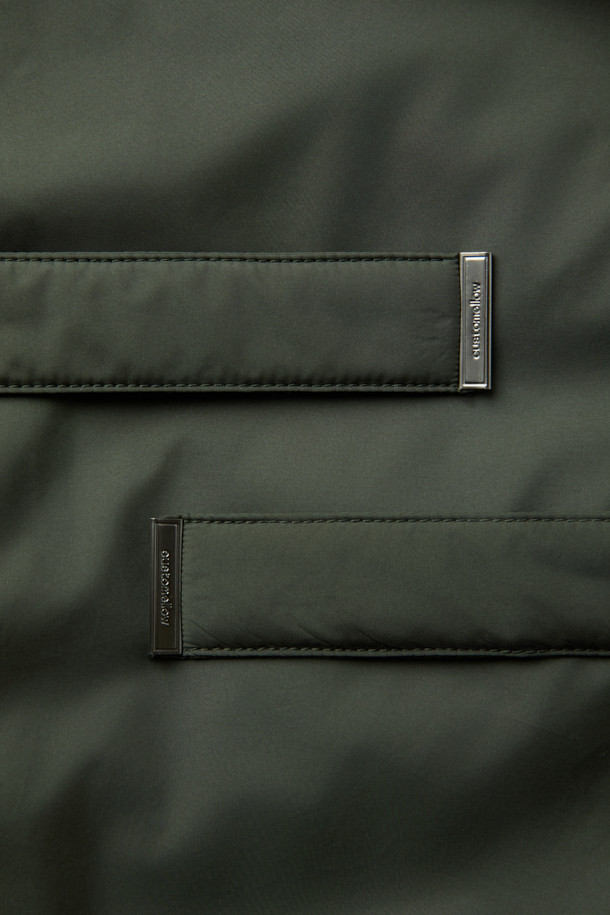 카키 로브 다운 코트는 남성용 겨울 아우터로, 베이직한 스타일에 클래식, 미니멀, 캐주얼 스타일을 모두 아우릅니다. 두꺼운 두께감의 오버핏으로 제작되었으며, 허리 로브 장식으로 포인트를 더했습니다. 80/20 구스다운 충전재와 경량 소재로 제작되어 보온성과 편안함을 동시에 느낄 수 있습니다. 무지 디자인에 긴 소매 기장, 로브 여밈 방식을 갖춘 다운 코트입니다. 폴리에스테르 소재로 제작되었습니다.
