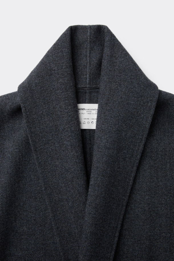 HED MAYNER (헤드 메이너)의 Grey Back Slit Robe Coat (그레이 백 슬릿 로브 코트)는 미니멀한 스타일을 추구하는 당신을 위한 아우터입니다. 가을, 겨울 시즌에 어울리는 롱 기장의 로브 코트로, 이탈리안 울 원단을 사용하여 부드러운 촉감을 선사합니다. 오버핏과 루즈핏으로 편안한 착용감을 강조하며, 후면 넥 슬릿과 벨트 허리 슬릿 구조가 독특한 디자인 포인트를 더합니다. 출근룩, 오피스룩, 모임룩 등 다양한 TPO에 활용 가능한 클래식하고 시크한 아이템입니다.
