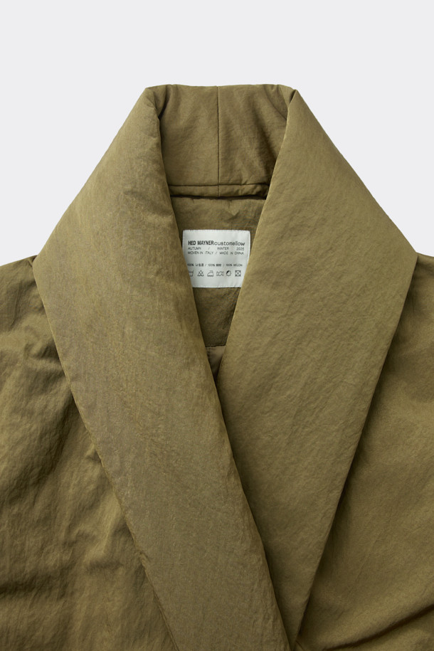 [HED MAYNER] 골드 백 슬릿 로브 코트는 남성용 아우터로, 가을과 겨울에 착용하기 좋습니다. 미니멀하고 모던한 스타일의 이 로브 코트는 부드러운 촉감의 나일론 소재와 넉넉한 오버핏으로 제작되었습니다. 등 부분의 넥 슬릿 디테일과 벨트 허리 슬릿 구조가 특징이며, 내부에는 패딩 안감과 외부 및 내부 포켓이 있어 실용성을 더했습니다. 광택감 있는 골드 컬러는 출근룩이나 모임룩에 시크하고 클래식한 분위기를 연출합니다.
