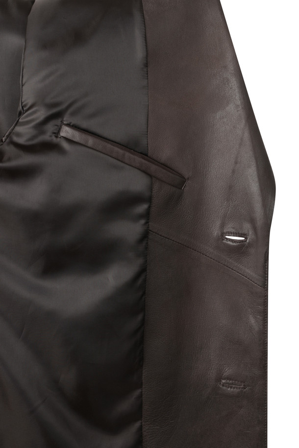 세련된 무드의 브라운 비건 가죽 재킷입니다. 캐주얼, 클래식, 미니멀 스타일을 모두 아우르는 디자인으로, 가을과 겨울에 따뜻함과 스타일을 동시에 잡을 수 있습니다. 오버핏으로 편안한 착용감을 선사하며, 라펠 코트 타입에 미디엄 기장으로 다양한 룩에 활용하기 좋습니다. 출근룩과 모임룩에 모두 잘 어울리며, 그라데이션 외관으로 은은한 멋을 더했습니다. 넉넉한 두께감의 비건 가죽 소재로 제작되어 부드러운 촉감과 보온성을 제공합니다.
