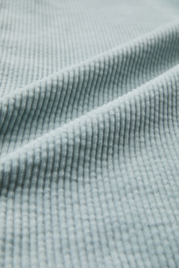 산뜻한 민트 컬러가 돋보이는 코듀로이 워크 재킷입니다. 봄, 가을 간절기에 활용하기 좋으며, 캐주얼 및 베이직 스타일을 연출하기에 적합합니다. 두꺼운 코듀로이 소재로 제작되어 보온성을 높였으며, 오버핏 크롭 기장으로 트렌디한 핏을 선사합니다. 넉넉한 아웃포켓 디테일과 버튼 여밈 방식이 특징이며, 일상, 봄 소풍, 캠핑 등 다양한 TPO에 매치할 수 있습니다. 미니멀, 워크웨어 스타일을 선호하는 남성분들에게 추천합니다.
