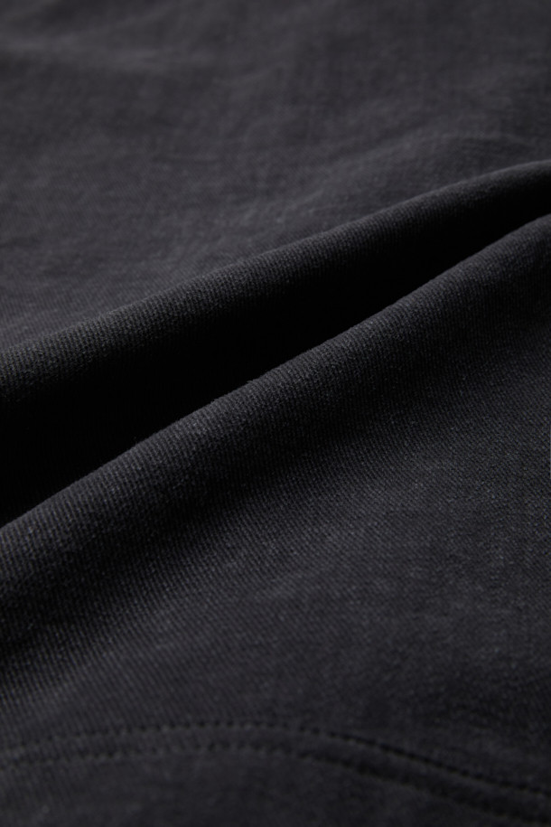 블랙 염색 면 트러커 재킷은 남성분들을 위한 캐주얼하고 베이직한 디자인의 아우터입니다. 봄, 가을 계절에 적합하며, 출근룩이나 데이트룩에 활용하기 좋습니다. 레귤러 핏에 무지 패턴으로 미니멀한 스타일을 연출하며, 긴 소매와 버튼 여밈 방식이 특징입니다. 양 사이드 포켓이 있어 실용성을 더했으며, 면 소재로 제작되어 편안한 착용감을 제공합니다.
