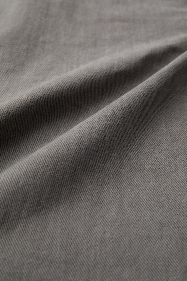 그레이 염색 코튼 트러커 재킷은 캐주얼, 미니멀 스타일을 즐기는 남성을 위한 아우터입니다. 봄, 가을에 적합하며, 데일리룩과 비즈니스 캐주얼에 활용하기 좋습니다. 면 소재로 제작되어 편안한 착용감을 선사하며, 레귤러 핏과 중간 두께감으로 간절기에 활용하기 좋습니다. 버튼 여밈 방식과 사이드 포켓 디테일이 특징이며, 무지 디자인으로 다양한 룩에 매치하기 용이합니다.
