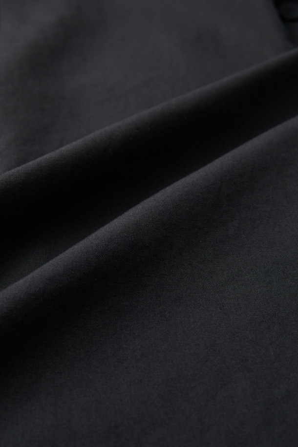 블랙 루즈 핏 코튼 셋업 재킷입니다. 봄, 가을에 어울리는 얇은 두께의 면 소재로 제작되어 편안한 착용감을 선사합니다. 캐주얼, 미니멀, 클래식 스타일을 아우르며, 출근룩 및 비즈니스 캐주얼에 활용하기 좋습니다. 루즈 핏 디자인과 무지 패턴으로 어떤 옷에도 쉽게 매치할 수 있으며, 버튼 여밈 방식과 긴 소매 기장으로 깔끔한 실루엣을 연출합니다. 안감과 패드가 없는 디자인으로 가볍게 걸치기 좋습니다.
