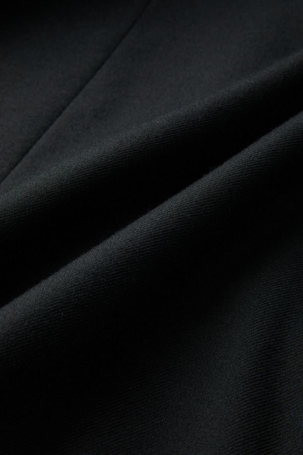 블랙 오버핏 코튼 울 셋업 재킷은 클래식과 베이직 무드를 동시에 연출하는 남성용 재킷입니다. 봄, 가을에 적합하며, 얇은 두께감으로 편안한 착용감을 선사합니다. 면, 울, 린넨 혼방 소재로 제작되어 고급스러운 질감을 자랑하며, 싱글 버튼, 레귤러 기장, 긴 소매 디자인으로 세련된 핏을 완성합니다. 셋업 스타일로 오피스룩, 비즈니스 캐주얼, 모임룩 등 다양한 TPO에 활용 가능하며, 미니멀하고 시크한 스타일을 연출하기 좋습니다. 2mm 어깨 패드와 아웃포켓 디테일이 돋보이는 블레이저 타입의 재킷입니다.
