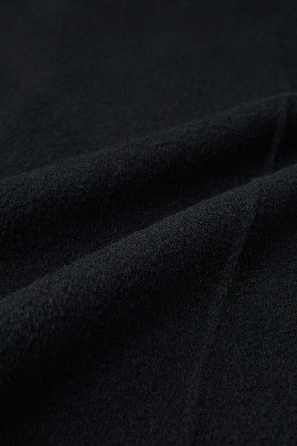 블랙 울 핸드메이드 재킷은 가을과 겨울, 두 계절에 걸쳐 활용하기 좋은 남성용 아우터입니다. 미니멀하고 베이직한 스타일을 추구하는 분들을 위한 릴랙스핏 디자인으로, 부드러운 촉감의 울과 캐시미어 혼방 소재로 제작되어 고급스러운 착용감을 선사합니다. 무지 디자인에 긴 소매 기장, 두꺼운 두께감으로 보온성을 높였으며, 출근룩, 비즈니스 캐주얼, 모임룩 등 다양한 TPO에 활용 가능합니다. YKK 2-Way 지퍼 디테일로 실용성을 더한 핸드메이드 코트 타입의 블랙 재킷으로, 시크하고 클래식한 스타일을 연출해보세요.
