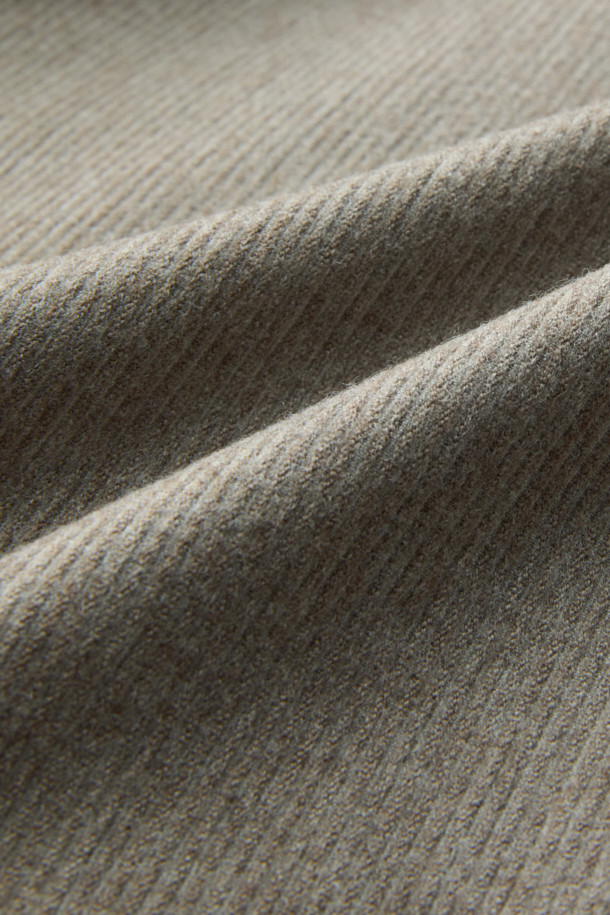 베이지 색상의 루즈 핏 코듀로이 셋업 재킷입니다. 가을과 겨울에 어울리는 두꺼운 두께감으로 보온성을 높였습니다. 싱글 버튼 방식의 블레이저 코트 타입이며, 캐주얼 및 베이직 스타일을 연출하기 좋습니다. 남성용으로, 출근룩, 비즈니스 캐주얼, 모임룩 등 다양한 TPO에 활용 가능합니다. 클래식, 미니멀, 캐주얼 스타일을 즐기는 분들께 추천합니다.
