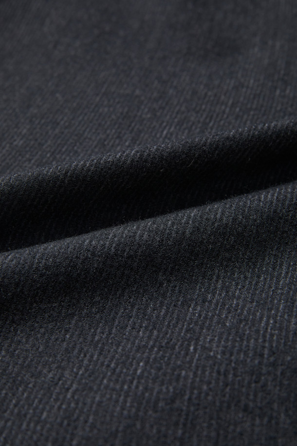 블랙 루즈핏 코듀로이 셋업 재킷은 가을과 겨울, 출근룩과 겨울 데일리룩에 활용하기 좋은 남성용 블레이저입니다. 캐주얼, 미니멀, 클래식 스타일을 아우르는 디자인으로, 무지 패턴의 블랙 컬러가 어떤 옷에도 무난하게 잘 어울립니다. 울, 폴리에스테르, 폴리우레탄, 코듀로이 혼방 소재로 제작되어 부드러운 촉감과 보온성을 제공합니다. 싱글 버튼 여밈과 루즈핏 디자인으로 편안한 착용감을 선사하며, 언컨스트럭티드 셋업 스타일로 세련된 분위기를 연출합니다. 긴 소매 기장의 크롭 재킷으로, 다양한 스타일을 연출할 수 있습니다.
