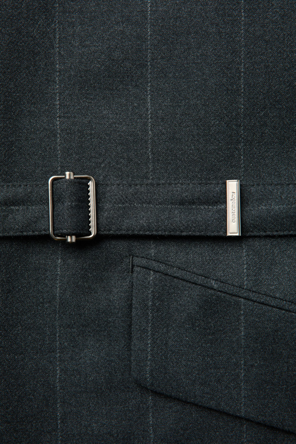 그레이 미드 렝스 스트라이프 셋업 재킷은 남성용 아우터로, 가을과 겨울에 착용하기 좋습니다. 클래식하고 미니멀한 스타일을 추구하는 분들께 적합하며, 오피스룩, 비즈니스 캐주얼, 모임룩 등 다양한 TPO에 활용할 수 있습니다. 릴랙스 핏에 울, 폴리에스테르, 캐시미어, 폴리우레탄 혼방 소재로 제작되어 두께감이 있으며, 허리끈과 벨트 고리로 디테일을 더했습니다. 블레이저 타입의 롱 기장 재킷으로, 세련된 스트라이프 패턴이 특징입니다.
