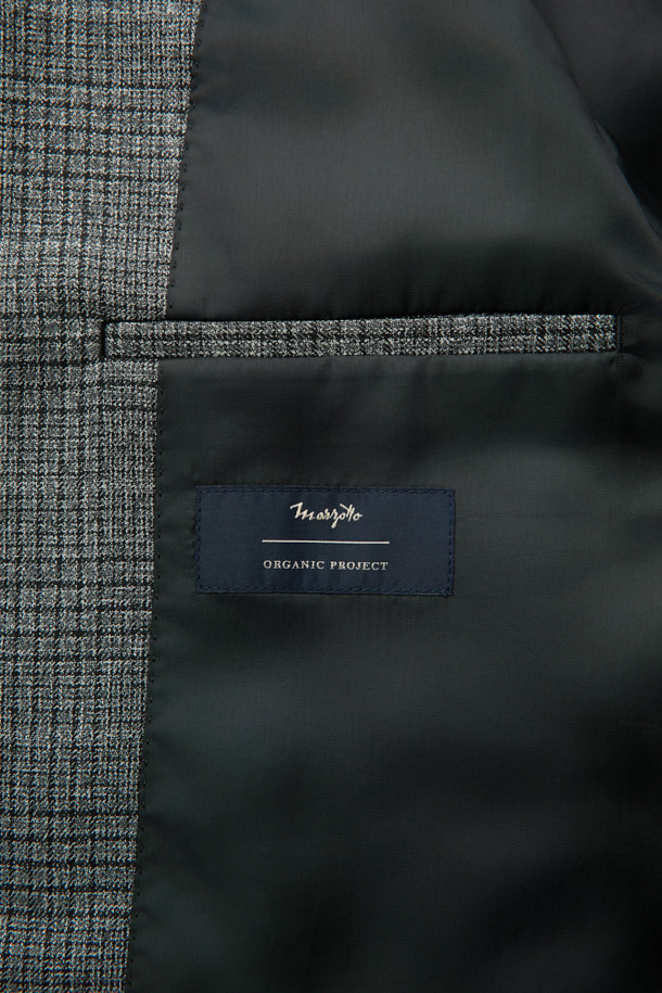 그레이 울 체크 재킷은 남성 고객을 위한 클래식하고 미니멀한 스타일의 아우터입니다. 가을과 겨울에 어울리는 두꺼운 두께감의 울 소재로 제작되었으며, 오버핏 블레이저 디자인에 싱글 버튼 여밈 방식으로 세련된 느낌을 더했습니다. 2mm 어깨 패드와 셋업 라펠 디테일이 특징이며, 체크 패턴이 은은하게 포인트가 됩니다. 오피스룩, 비즈니스 캐주얼, 모임룩 등 다양한 TPO에 적합하며, 시크한 매력을 연출합니다.
