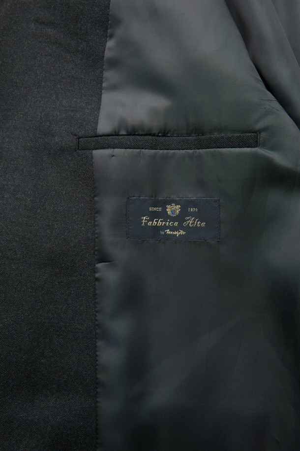 그레이 컬러의 오버사이즈 핏 울 셋업 더블 재킷입니다. 클래식 무드의 무지 디자인으로, 가을과 겨울에 따뜻하게 착용할 수 있습니다. 릴랙스핏과 오버핏으로 편안한 착용감을 선사하며, 피크드 라펠과 더블 버튼, 더블브레스트 디자인이 특징입니다. 오피스룩, 비즈니스 캐주얼, 모임룩 등 다양한 TPO에 활용 가능하며, 미니멀하고 시크한 스타일을 연출하기 좋습니다. 두꺼운 울 소재로 제작되어 보온성이 뛰어나고, 긴 소매 기장으로 안정감을 더합니다.
