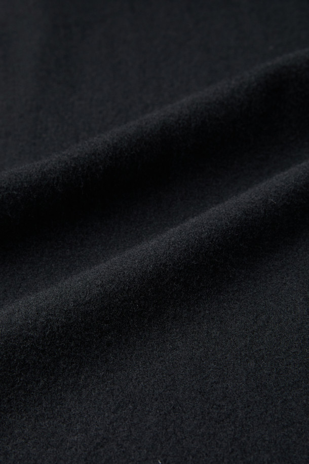 블랙 턱 디테일 울 재킷은 가을과 겨울, 출근룩을 위한 미니멀하고 시크한 스타일의 자켓입니다. 울과 폴리우레탄 혼방 소재로 제작되어 부드러운 촉감과 편안한 착용감을 제공합니다. 루즈핏 디자인에 싱글 버튼과 스냅 여밈 방식을 더해 깔끔한 실루엣을 연출합니다. 턱 디테일과 밑단 스트링, 히든 스냅 소매로 포인트를 더했으며, 긴 소매 기장으로 세련된 느낌을 선사합니다. 미니멀, 클래식, 시크한 스타일을 선호하는 분들께 추천하는 아이템입니다.
