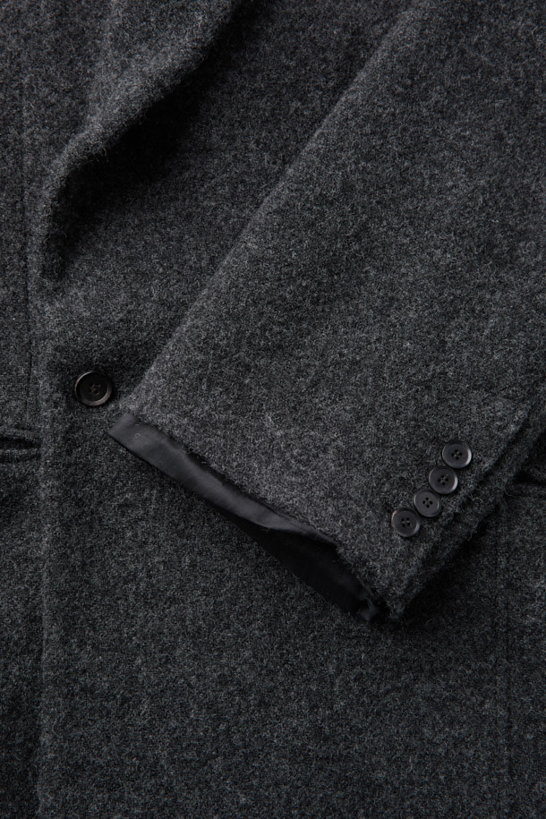 HED MAYNER (헤드 메이너)의 Grey Wool Falling Back 재킷은 모던하면서도 클래식한 스타일을 추구하는 남성을 위한 아우터입니다. 릴랙스 핏으로 편안함을 제공하며, 두꺼운 울 소재와 부드러운 촉감으로 가을과 겨울에 따뜻하게 착용할 수 있습니다. 와이드 피크드 라펠, 구조적인 어깨 패드, 후면 드레이프 디자인이 특징이며, 테일러드 코트 타입으로 오피스룩, 비즈니스 캐주얼, 모임룩 등 다양한 TPO에 활용 가능합니다. 내부 포켓과 큐프라 비스코스 혼방 안감으로 실용성과 고급스러움을 더했습니다. 미니멀하고 시크한 스타일을 선호하는 분들께 추천합니다.
