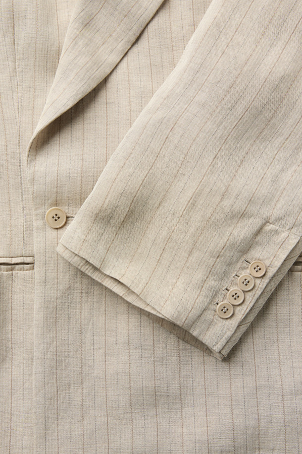 HED MAYNER (헤드 메이너)의 아이보리 린넨 Falling Back 재킷입니다. 부드러운 린넨과 레이온 혼방 소재로 제작되어 봄, 여름 시즌에 적합하며, 릴랙스 핏으로 편안한 착용감을 선사합니다. 와이드 피크드 라펠과 구조적인 어깨 패드가 특징이며, 비대칭 실루엣과 후면 드레이프 디자인으로 모던하고 미니멀한 스타일을 연출합니다. 데이트룩, 오피스룩, 비즈니스 캐주얼 등 다양한 TPO에 시크하게 매치할 수 있는 테일러드 재킷입니다. 안감은 큐프라 비스코스 소재를 사용하여 부드러운 촉감을 더했습니다.
