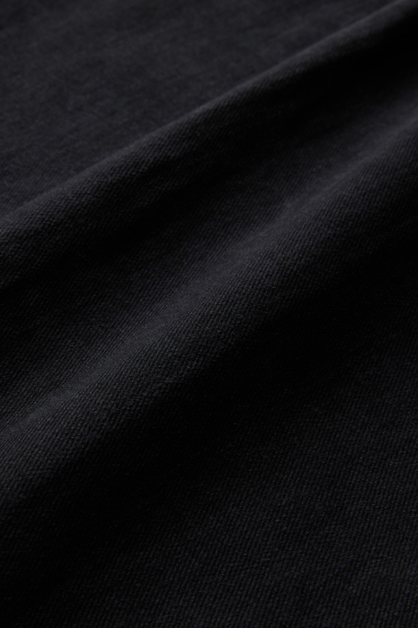 **블랙 염색 면 바지**

남성용 블랙 컬러의 면 소재 코튼 팬츠입니다. 베이직한 스타일의 긴 기장 스트레이트핏 바지로, 사계절 내내 활용하기 좋습니다. 일상복과 출근룩 모두 소화 가능한 미니멀, 클래식, 캐주얼 스타일을 연출할 수 있습니다. 무지 디자인에 메탈 장식으로 포인트를 더했으며, 밴딩 처리가 없는 것이 특징입니다.
