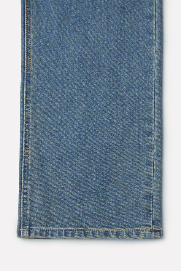 **블루 레귤러 핏 데님 팬츠**는 베이직하면서도 캐주얼한 스타일을 연출하는 남성용 긴바지입니다. 봄, 가을 시즌에 적합하며, 무지 디자인에 레귤러 핏과 테이퍼드 핏으로 편안한 착용감을 제공합니다. 데님 소재 특유의 견고함과 바이오 워싱 처리로 부드러운 촉감을 느낄 수 있습니다. 캐주얼, 미니멀, 클래식 스타일을 즐겨 입는 남성분들에게 추천합니다. 일상생활에서 폭넓게 활용할 수 있는 아이템입니다.
