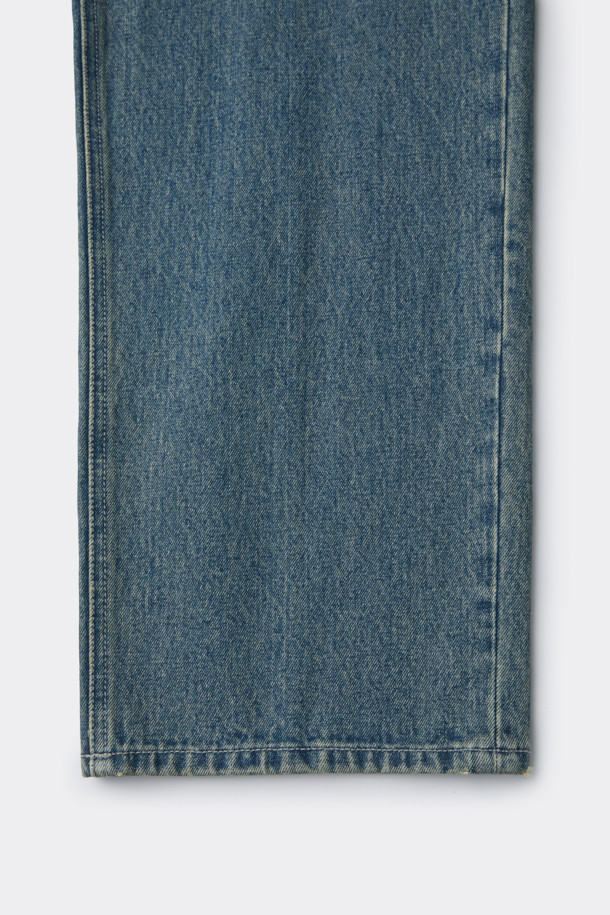 블루 스트레이트 핏 청바지는 남성분들을 위한 베이직하고 캐주얼한 디자인의 데님 팬츠입니다. 사계절 내내 활용 가능하며, 일상복뿐만 아니라 데이트룩이나 출근룩으로도 손색없는 아이템입니다. 바이오 워싱, 스톤 워싱, 도밍고 워싱 처리를 통해 자연스러운 색감과 부드러운 착용감을 제공합니다. 무지 디자인에 옐로우 컬러 틴 브러쉬 디테일로 포인트를 더했으며, 스트레이트 핏으로 캐주얼, 클래식, 미니멀 스타일 모두 소화 가능합니다.
